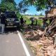 MENGANTUK SAAT MENGEMUDI, TOYOTA AVANZA TABRAK WARUNG DAN MASUK KE PERKEBUNAN DI CIKELET