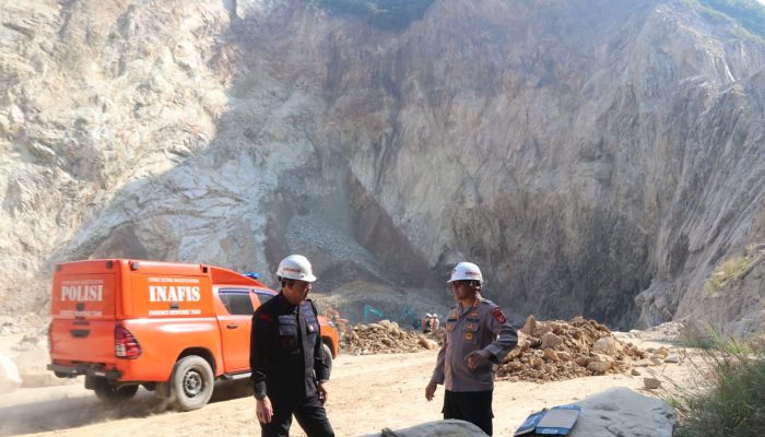 Dansat Brimob Dampingi Kapolda Jabar Tinjau Lokasi Longsor di Gunung Kuda, Cirebon