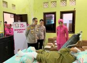 Polri Peduli, Kapolres Majalengka dan Ketua Bhayangkari Cabang Majalengka Jenguk Bhayangkari Yang Terbaring Sakit