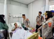 Kapolda Jabar Kunjungi Korban Longsor Pertambangan Gunung Kuda di RS Mitra Plumbon