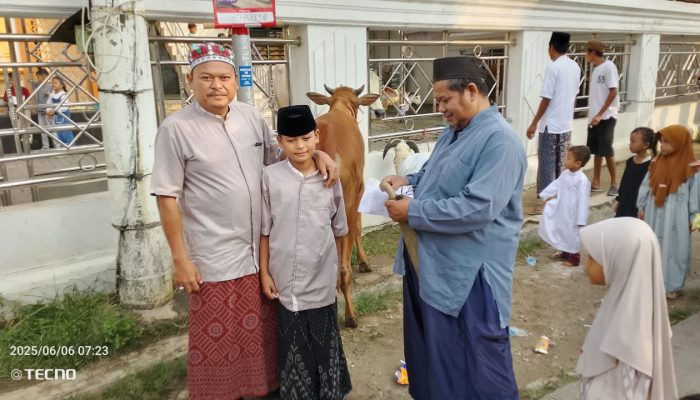 Ketua DPW LSM TAMPERAK Banten Serahkan Hewan Kurban ke Masjid Jami Al-Hidayah