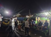 Bhabinkamtibmas Polsek Cikijing Sambangi Warga di Pos Sat Kamling Desa Cidulang, Imbau Tingkatkan Kewaspadaan