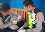 Tim Dokkes Polres Majalengka Sigap Banti Korban Laka Lantas di Jalan Raya Majalengka