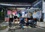 Patroli Malam, Bhabinkamtibmas Polsek Cikijing Sambangi Warga di Pos Sat Kamling Desa Sukamukti