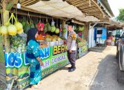 Sambangi Pedagang Buah, Bhabinkamtibmas Polsek Cikijing Sampaikan Imbauan Kamtibmas