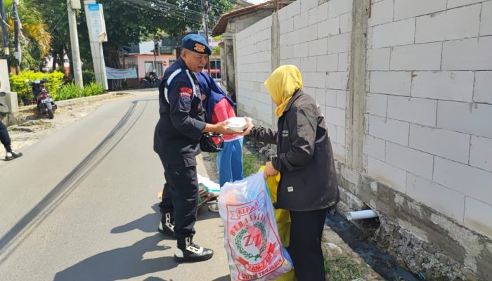Jumat Berkah, Satbrimob Polda Jabar Kembali Bagikan Makanan Gratis di Jatinangor dan Rancaekek