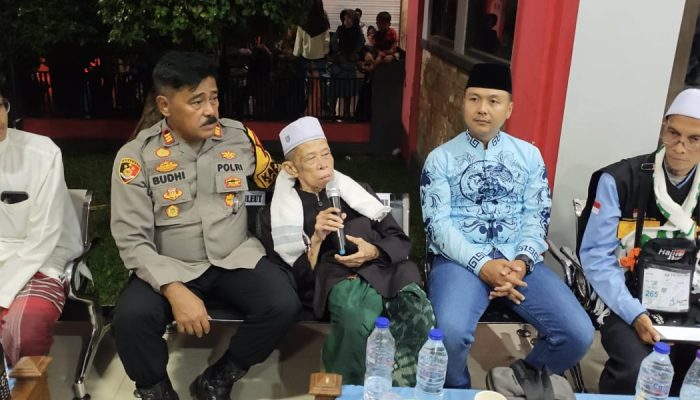 Kapolsek Kadipaten Pimpin Pengamanan Pemulangan Jemaah Haji di Desa Heuleut