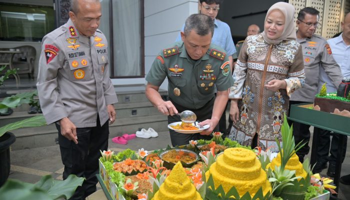 Kapolda Jabar Beri Kejutan Ulang Tahun ke-57 untuk Pangdam III/Siliwangi