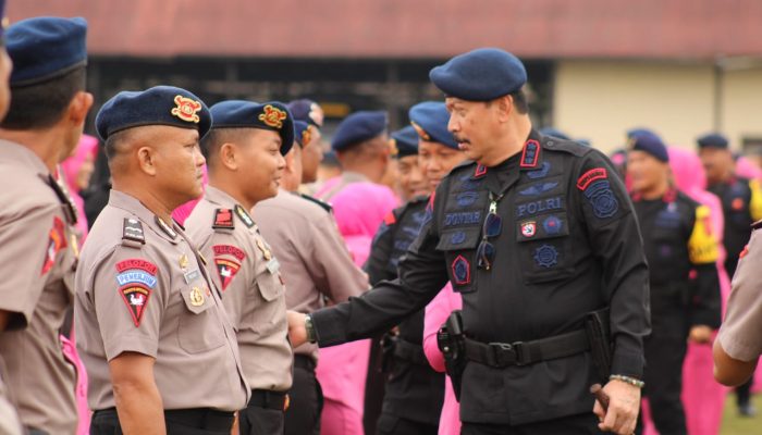 Dansat Brimob Polda Jabar Pimpin Tradisi Kenaikan Pangkat 328 Personel Satbrimob