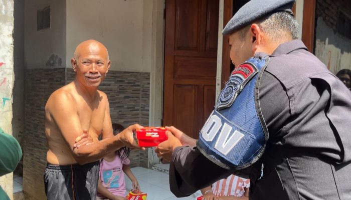 Jumat Berkah Brimob Polda Jabar: Berbagi Makanan di Desa Sayang dan Jatinangor