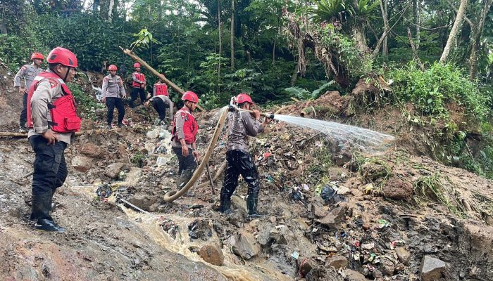 Tim Gabungan Brimob Cari Korban Hilang Pasca Banjir Bandang di Megamendung – Kab. Bogor