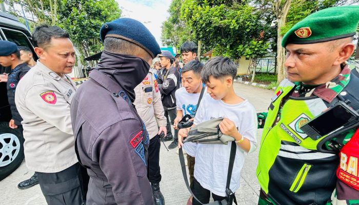 Polda Jabar Kawal Laga Pertandingan Sepak Bola Di Stadion Sijalak Harupat Bandung