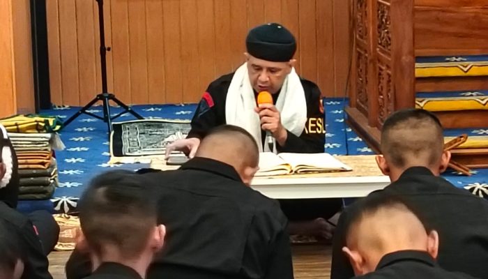 Anggota Satbrimob Polda Jabar Laksanakan Giat Binrohtal di Masjid Al Muhajirin