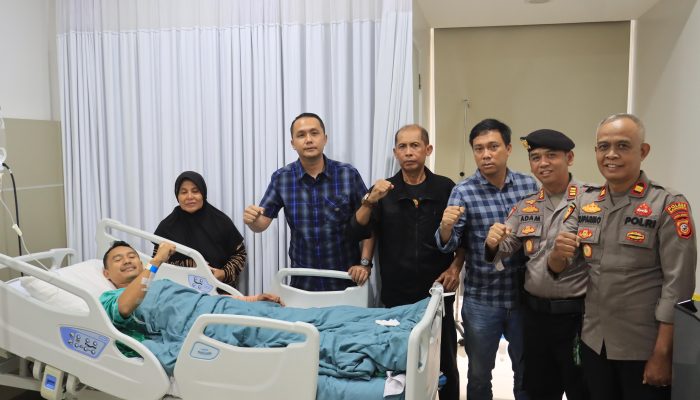 Kapolres Majalengka Jenguk Anggota Yang Sakit Korban Serangan Geng Motor di RS Mitra Plumbon