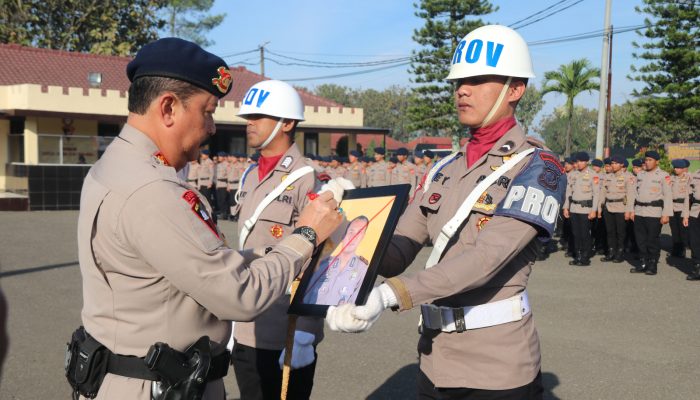 Dansat Brimob Polda Jabar Pimpin Langsung Upacara PTDH Bharatu Cecep 