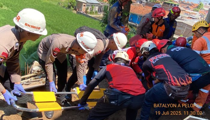 Tim SAR Satbrimob Polda Jabar Evakuasi Korban Longsor di Cimahi Tengah