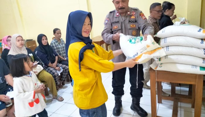 Polsek Garut Kota Monitoring Penyaluran Bantuan Beras CBP Untuk Warga Kelurahan Pakuwon