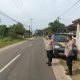 Personil Polsek Cikijing Gelar Patroli di Jalur Rawan Kecelakaan