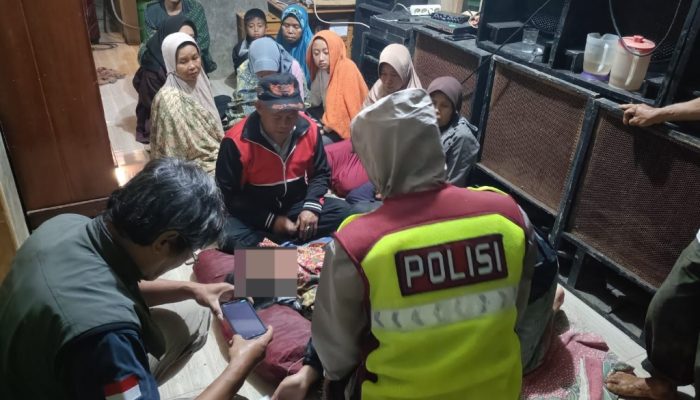 Tragis di Tengah Hujan Deras: Polisi Evakuasi Korban Longsor di Tanjungjaya