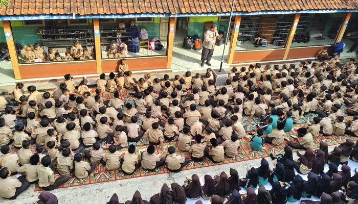 Polisi Berikan Pembinaan, dan penyuluhan pada siswa – siswi MI S 2 Banjar kenalkan Bahaya Narkoba, dan Geng motor