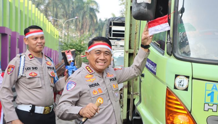 Jelang Hari Kemerdekaan, Kapolresta Tangerang Bagikan Bendera Merah Putih kepada Pengguna Jalan