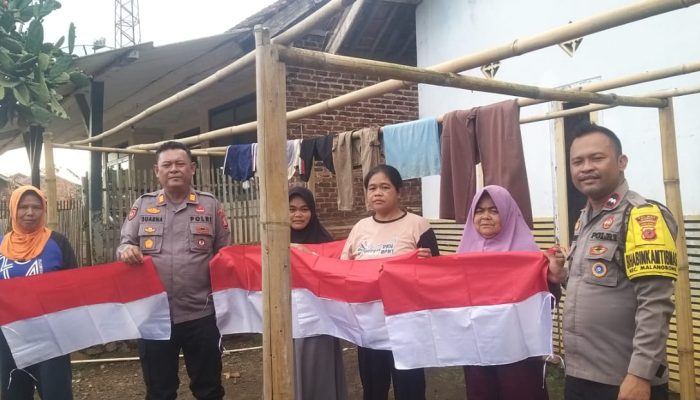 Polsek Malangbong Bagikan Bendera Merah Putih di Momen Menjelang Dirgahayu RI ke-80