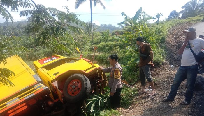 Polsek Cisewu Evakuasi Kendaraan Colt Diesel Masuk Jurang