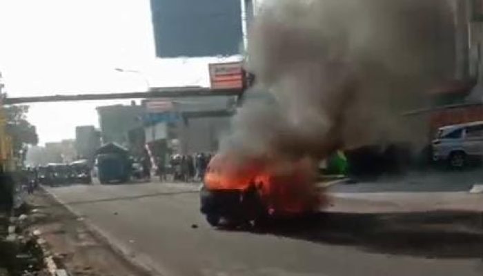 Mobil Angkutan Umum Terbakar di Sukabumi, Diduga Angkut BBM Pertalite Ilegal