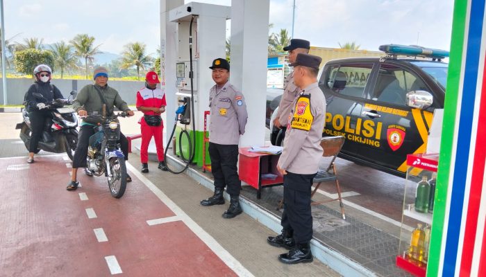 Pantau Keamanan di Area SPBU, Personil Polsek Cikijing Beri Imbauan Kepada Security