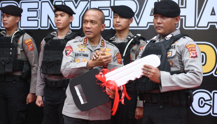 Kapolda Jabar Kunjungi Polres Cirebon Kota, Serahkan Bantuan Sarana Operasional dan Sembako
