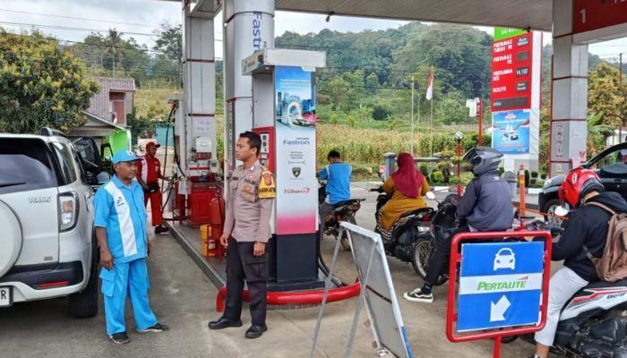 BHABINKAMTIBMAS POLSEK MAJA LAKSANAKAN PATROLI DI SPBU MAJA UNTUK PASTIKAN KEAMANAN