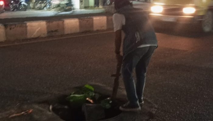 Tutup Besi Drainase di Jalan Pantura Ahmad Yani Karawang Rusak Dua Minggu, Warga Mohon Perbaikan Segera