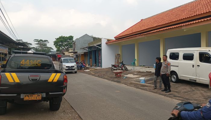 Patroli Kewilayahan, Personil Polsek Cikijing Sapa Warga Desa Cidulang, Tak Lupa Sampaikan Imbauan Kamtibmas