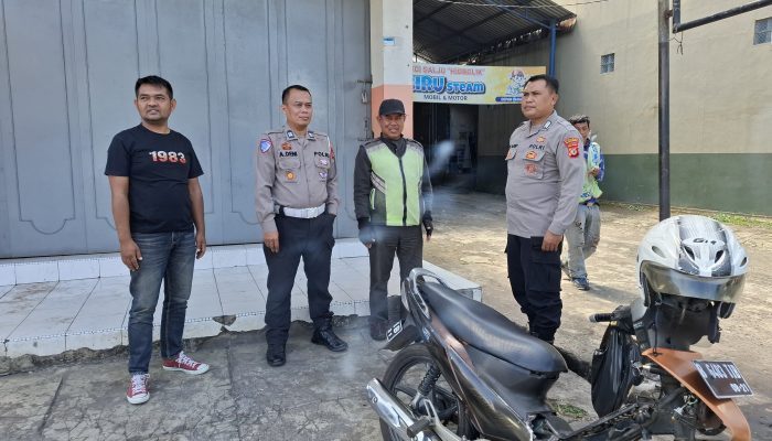Sambangi Tukang Ojek Pangkalan, Personil Polsek Cikijing Imbau Patuhi Tata Tertib Berlalulintas