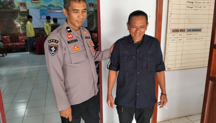 Dialogis Dengan Anggota Linmas, Personil Polsek Cikijing Titipkan Pesan Kamtibmas