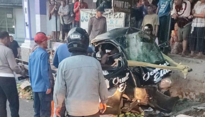 Reaksi Cepat Polisi Bantu Evakuasi Peristiwa Laka Lantas