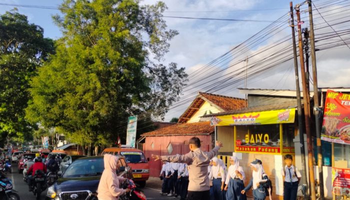 Polisi Hadir di Pagi Hari: Amankan Jalur Sekolah di Banyuresmi