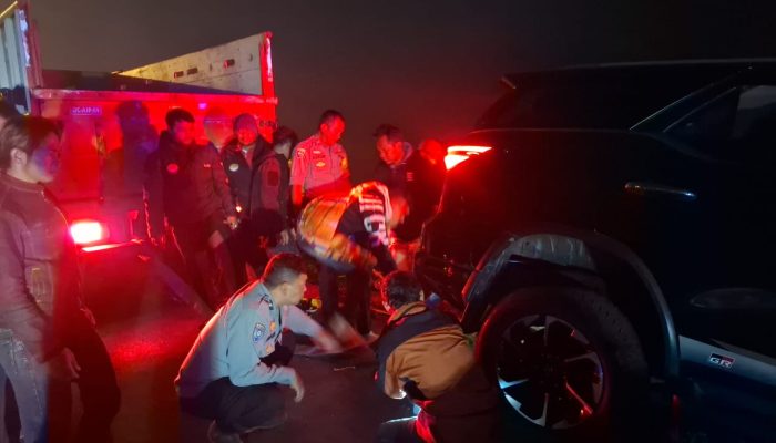 Polsek Pasirwangi dan Warga Gotong Royong Evakuasi Kendaraan R4