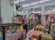 Jaga Sitkamtibmas Kondusif, Bhabinkamtibmas Polsek Cikijing Sambangi Minimarket Alfamart