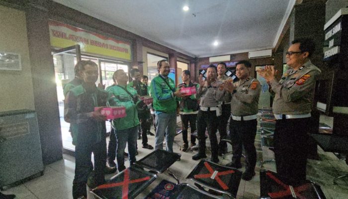 Driver Ojol Sambangi Polres Majalengka Beri Kejutan HUT Lalu Lintas ke-70