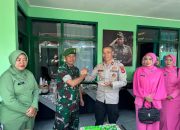 Wujud Soliditas, Polsek Kadungora Serahkan Tumpeng untuk Koramil 1108 Kadungora