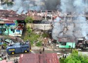 Personel Polri dan TNI Bahu Membahu Padamkan Api di Kompleks Kodam Lama Jayapura
