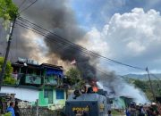 Polri bahu membahu bersama TNI padamkan kebakaran Kodam Lama Jayapura