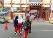 Gatur Lalin, Ps. Panit Samapta I Polsek Cikijing Bantu Anak Sekolah Menyeberang Jalan