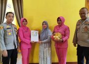 Kapolsek Kasokandel Jenguk Istri Anggotanya Yang Sakit, Paksa laksanakan operasi,Beri Semangat dan Motivasi