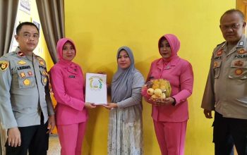 Kapolsek Kasokandel Jenguk Istri Anggotanya Yang Sakit, Paksa laksanakan operasi,Beri Semangat dan Motivasi