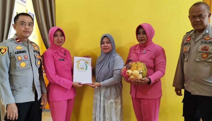 Kapolsek Kasokandel Jenguk Istri Anggotanya Yang Sakit, Paksa laksanakan operasi,Beri Semangat dan Motivasi