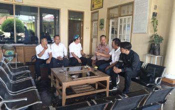 Jalin Silaturahmi Panit Samapta Polsek Jatiwangi Sambangi Kantor Desa Pinangraja Berikan Himbauan Pesan Kamtibmas