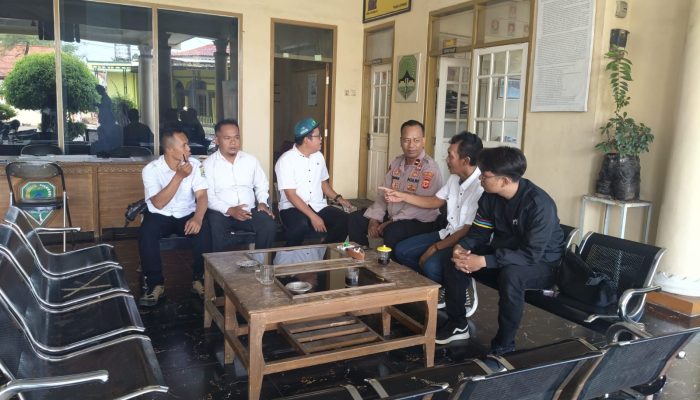 Jalin Silaturahmi Panit Samapta Polsek Jatiwangi Sambangi Kantor Desa Pinangraja Berikan Himbauan Pesan Kamtibmas