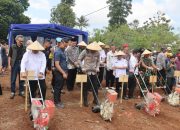 Semangat Ketahanan Pangan: Kapolres Garut Ajak Warga Tanam Jagung, Wujudkan Indonesia Mandiri Pangan